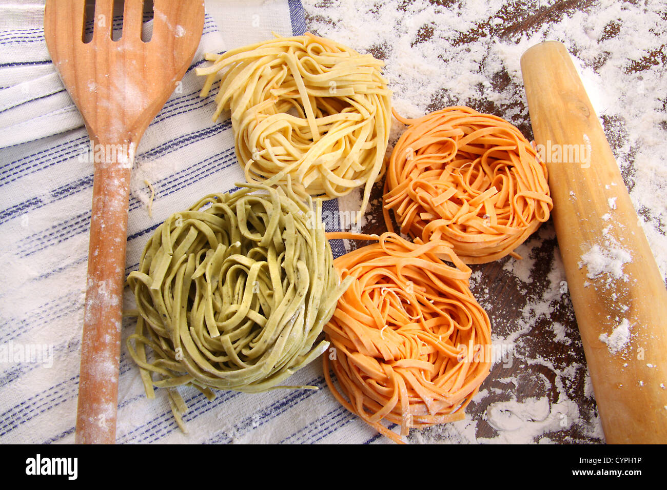 Sortiment von verschiedenen farbigen italienische Pasta auf Mehl Stockfoto