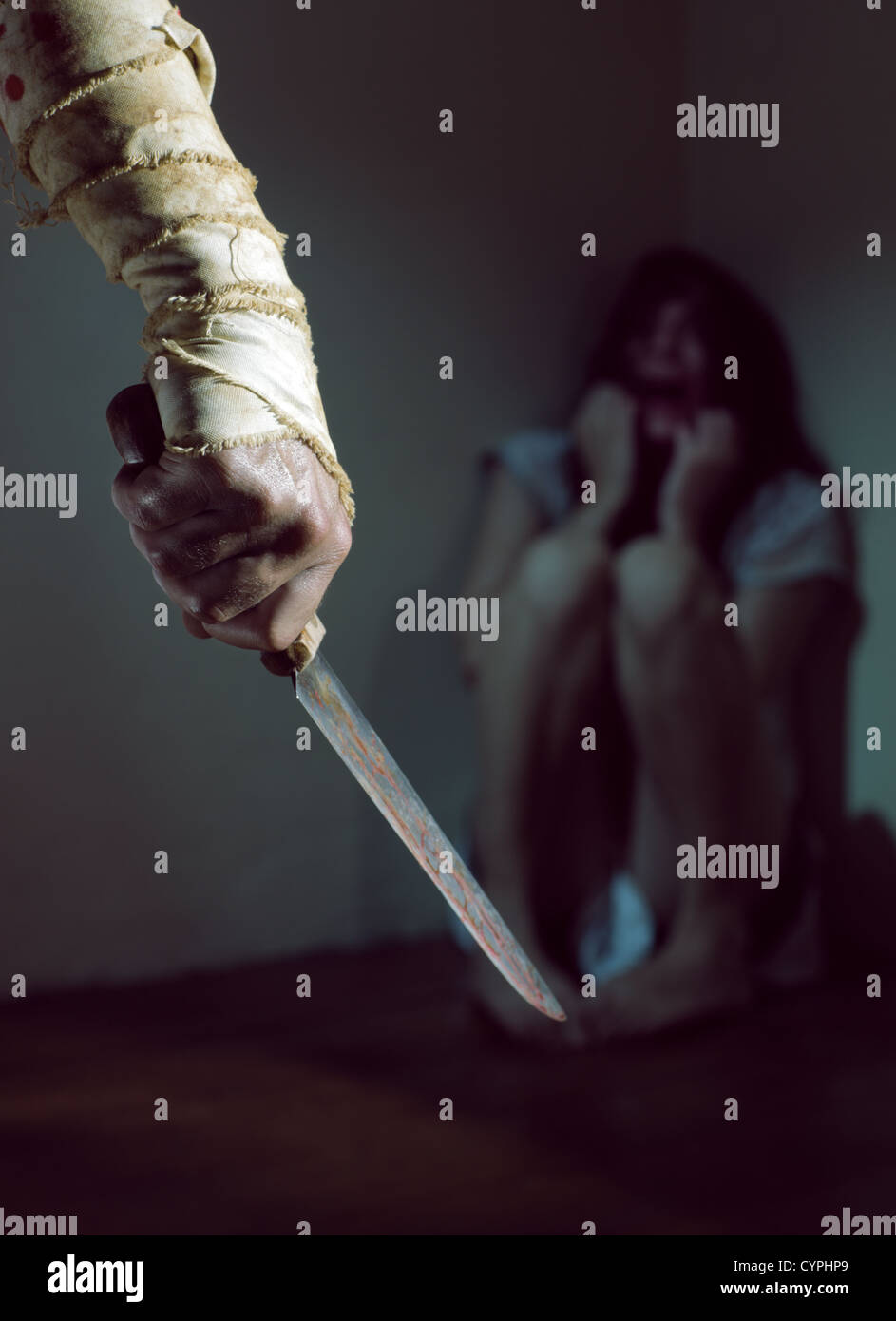 Angst vor Frau durch einen Mann mit blutigen Messer bedroht Stockfoto