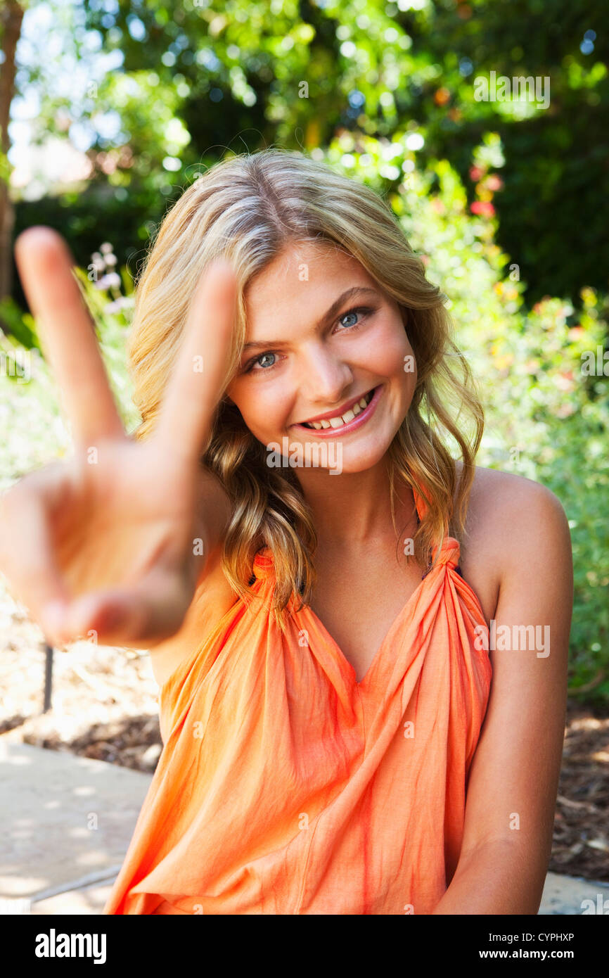 Kaukasische Mädchen, das Peace-Zeichen Stockfoto