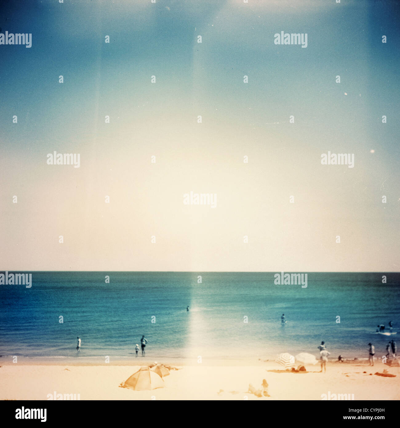 Retro-Mittelformat-Foto. Sonnigen Tag am Strand. Korn, Unschärfe als Vintage-Effekt hinzugefügt. Stockfoto