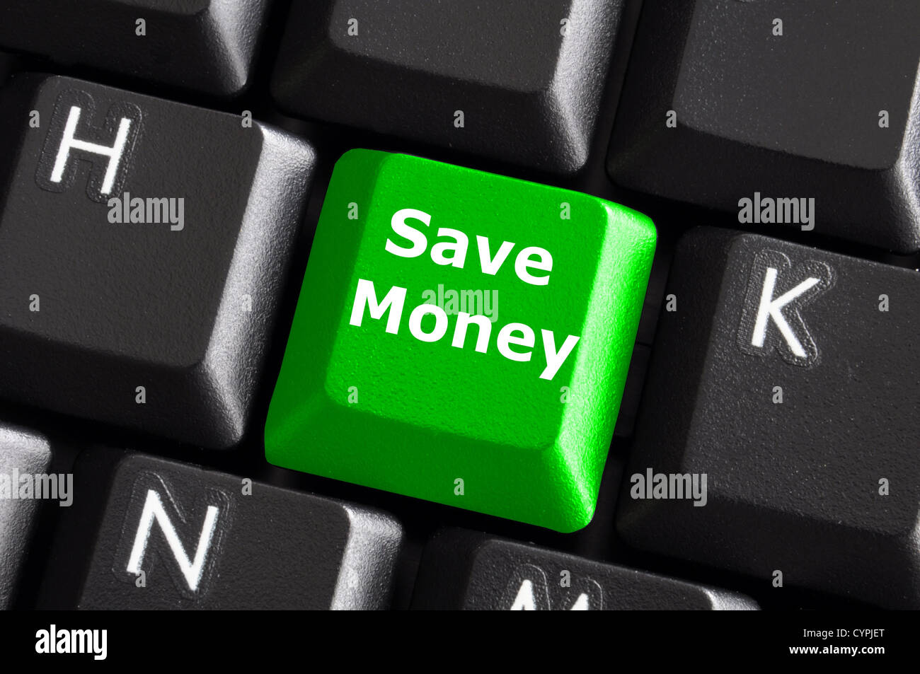 sparen Sie Geld für Anlagekonzept mit eine grüne Taste auf der Computertastatur Stockfoto