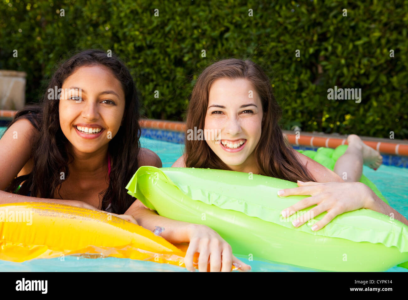 Mädchen im Schlauchboot im pool Stockfoto