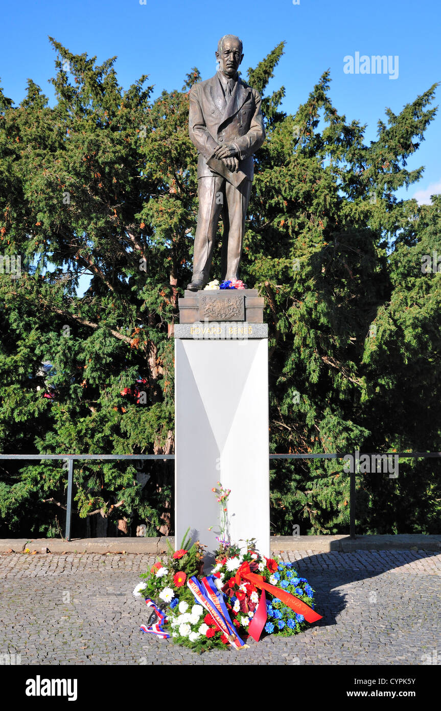Prag, Tschechische Republik. Statue von Edvard Benes (zweiter Präsident der Tschechoslowakei) in Loretanske namesti/Loreto Square Stockfoto