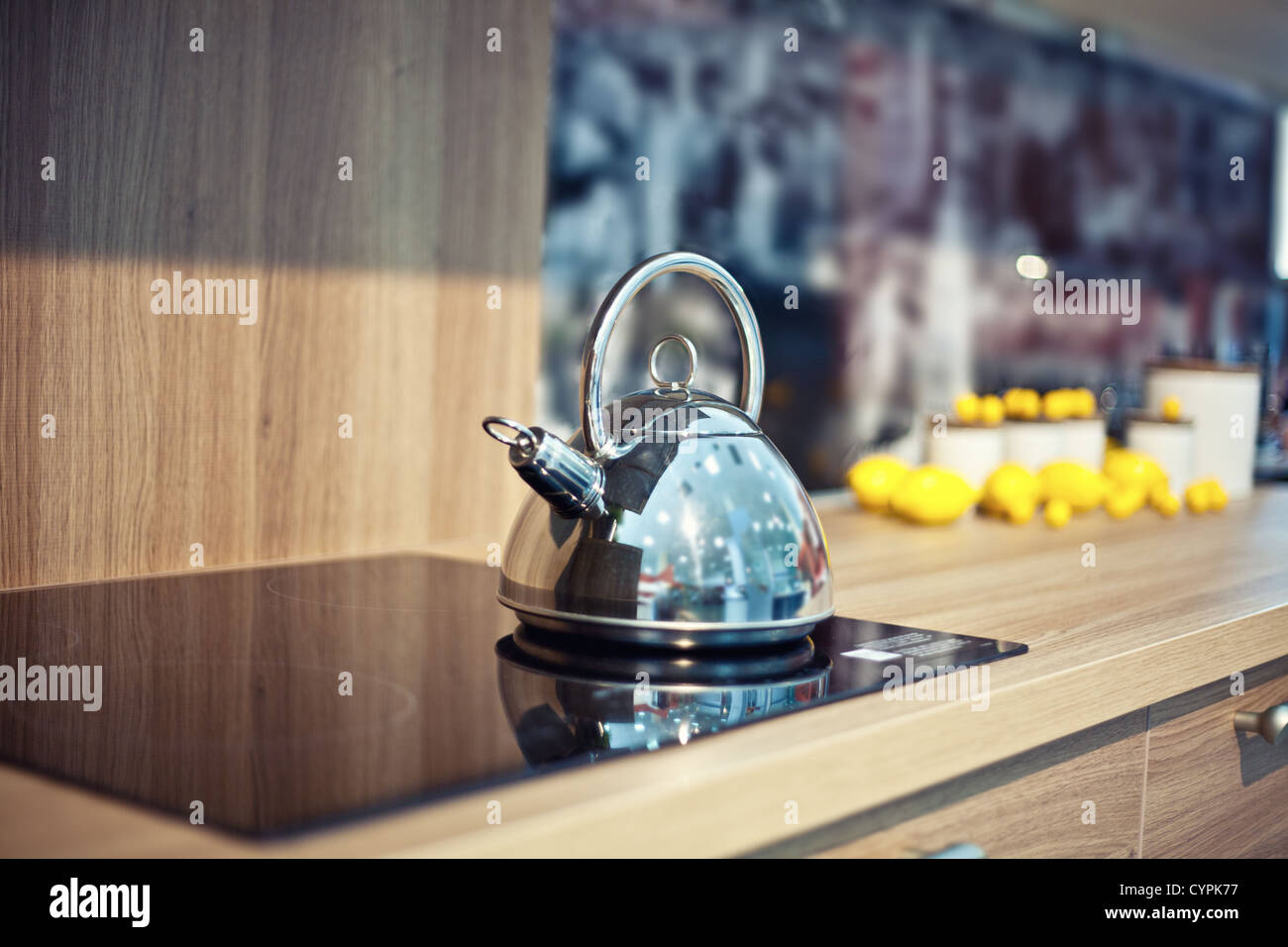 Glänzende Teekessel auf dem Küchentisch (schöne Diepth von Feld-Effekt) Stockfoto