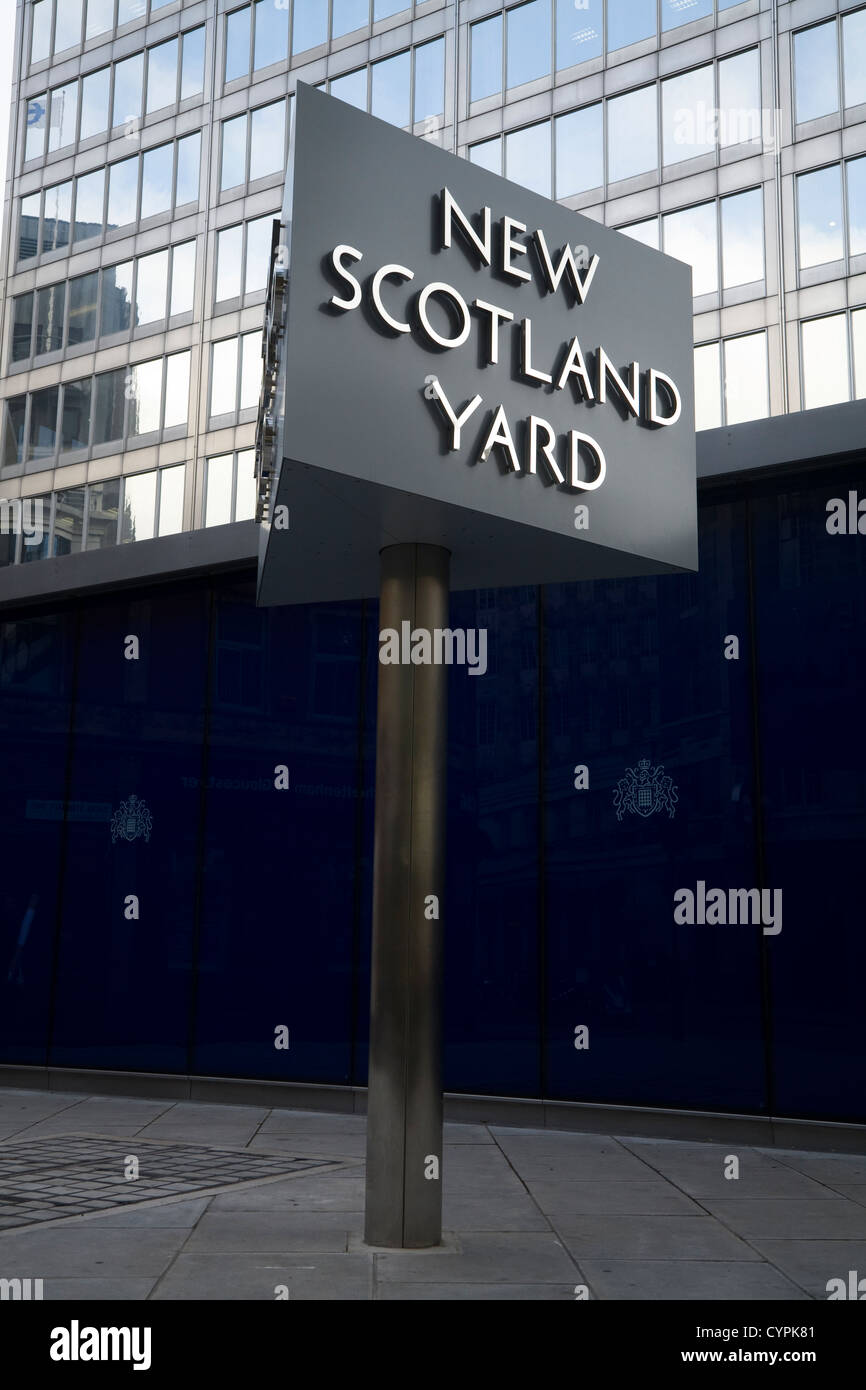 Berühmten spinning / rotierenden Zeichen vor / außerhalb New Scotland Yard traf Metropolitanpolizei HQ / Head Quarters. London-UK Stockfoto