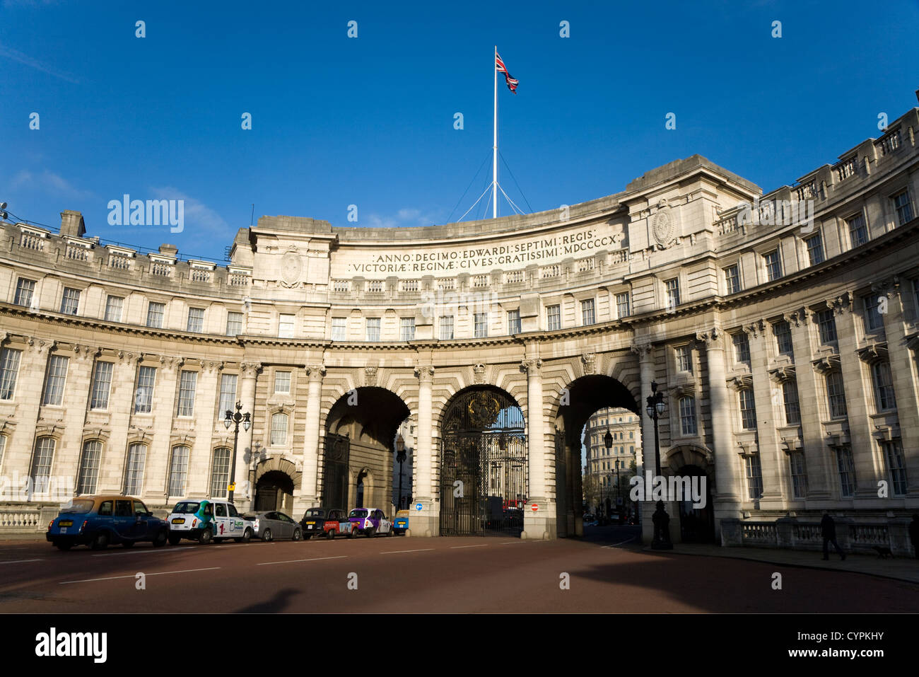 Admiralty Arch – Nord östlichen Ende der Mall & zum Gedenken an Königin Victoria – in London gebaut. Trafalgar Square ist hinter. VEREINIGTES KÖNIGREICH. Stockfoto