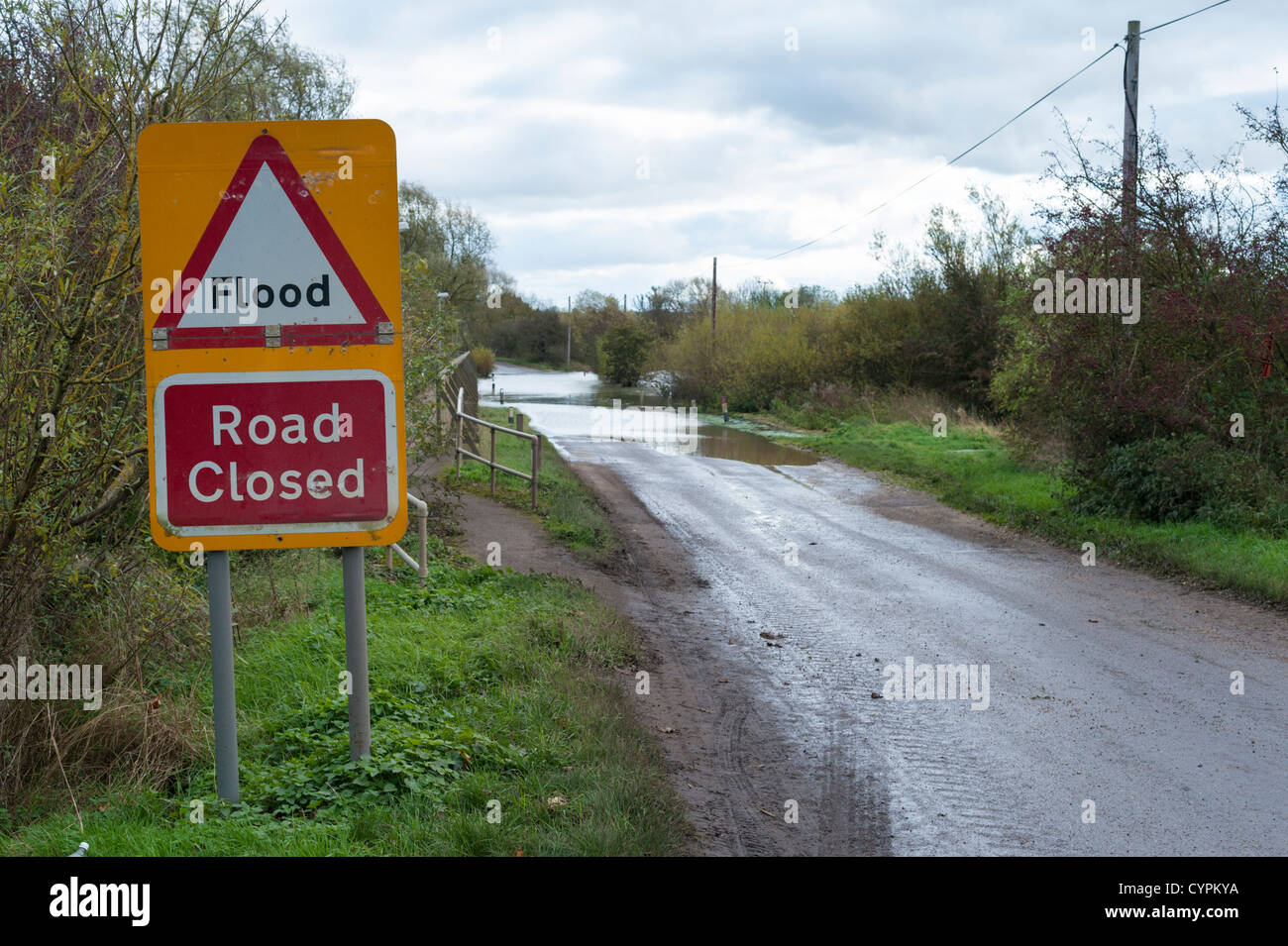 Eine Straße gesperrt Zeichen wegen Hochwassers in Sutton Gault Cambridgeshire UK Stockfoto