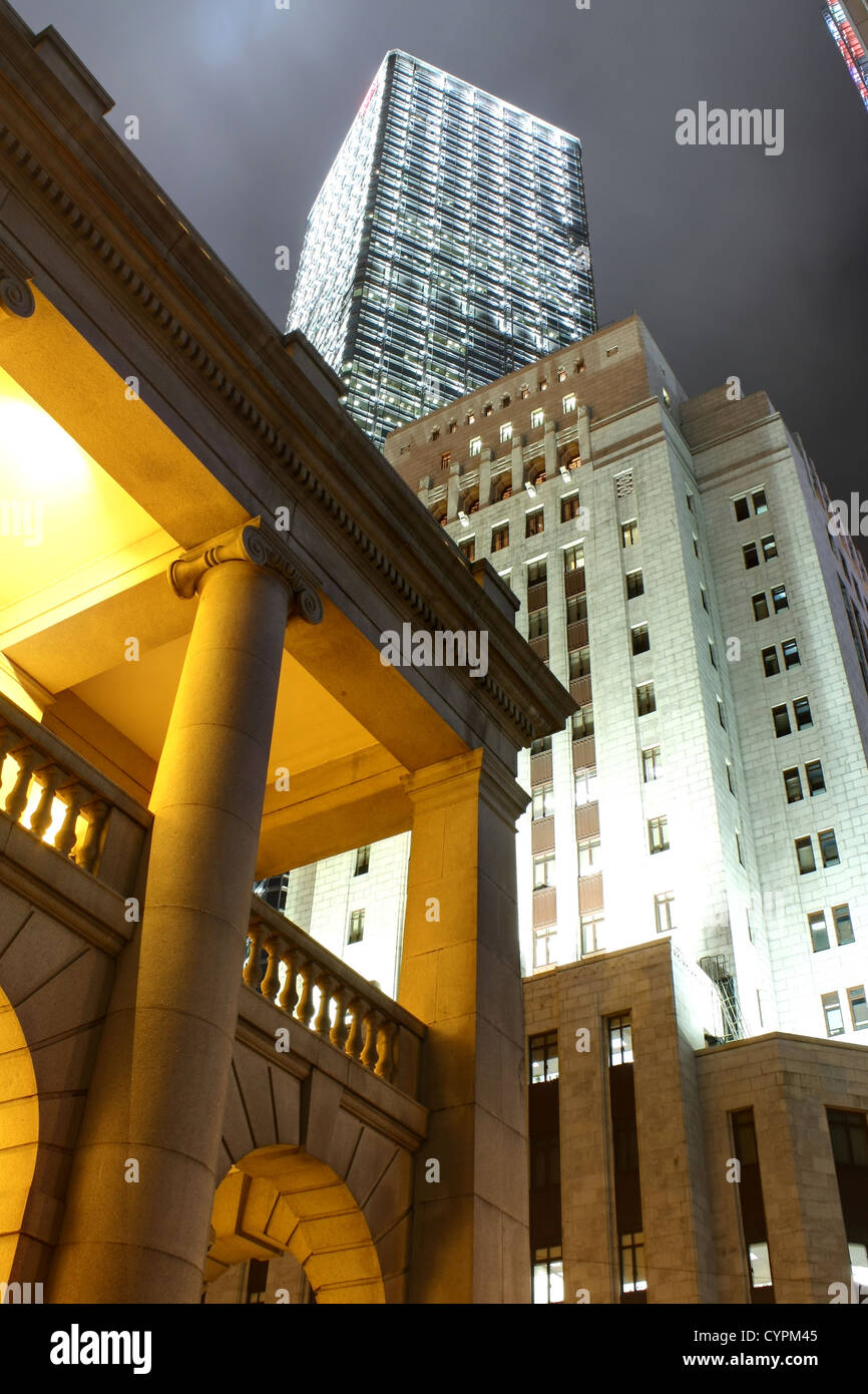 Hong Kong bei Nacht mit alt- und Neubau Stockfoto