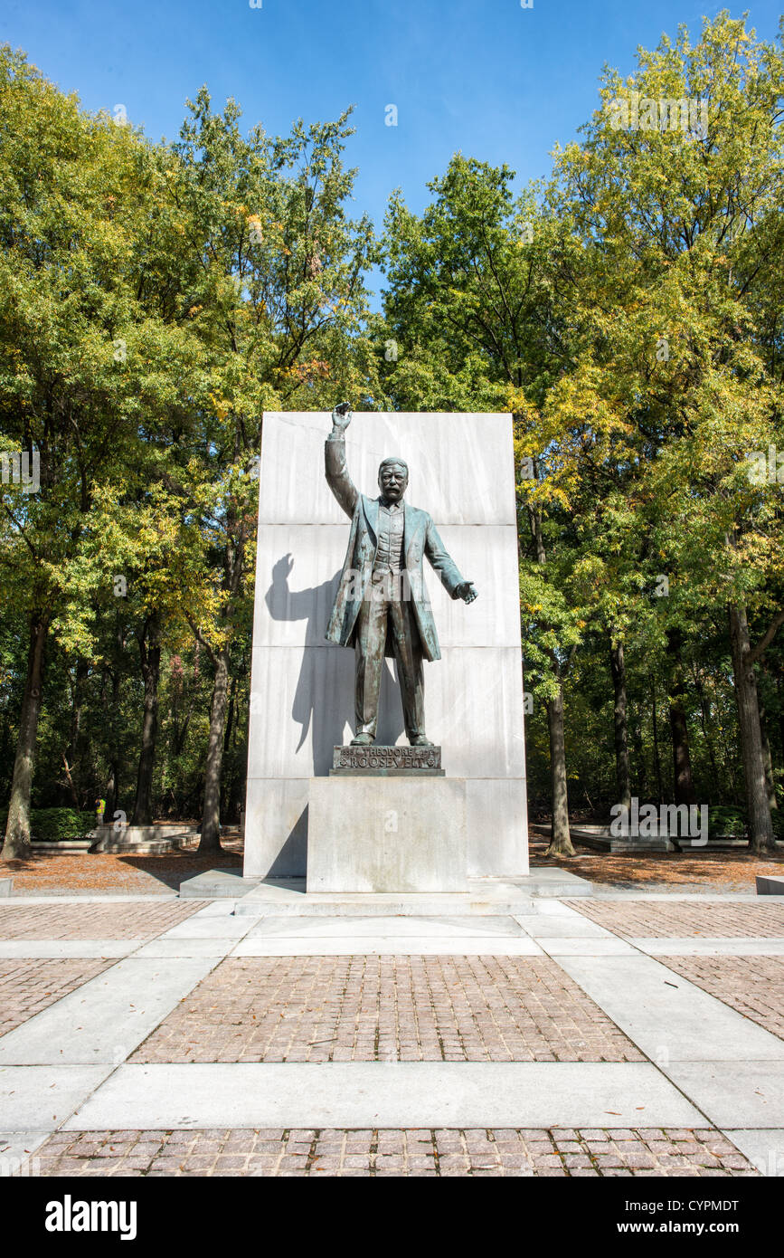 THEODORE ROOSEVELT ISLAND, Washington, D.C. – das Theodore Roosevelt Memorial steht auf einer 88 Hektar großen, bewaldeten Insel im Potomac River zwischen Washington, D.C. und Arlington, Virginia. Das nationale Denkmal, das 1932 errichtet wurde, zeigt eine 17 Fuß hohe Bronzestatue des 26. Präsidenten, dessen Arm in einer charakteristischen Geste angehoben ist. Die Statue ist von Granittafeln umgeben, auf denen Roosevelts bemerkenswerte Zitate über Natur, Männlichkeit, Jugend und den Staat eingeprägt sind. Die Insel, die über eine Fußgängerbrücke von Arlington aus erreichbar ist, wird vom National Park Service als Naturschutzgebiet innerhalb der Hauptstadt gepflegt Stockfoto