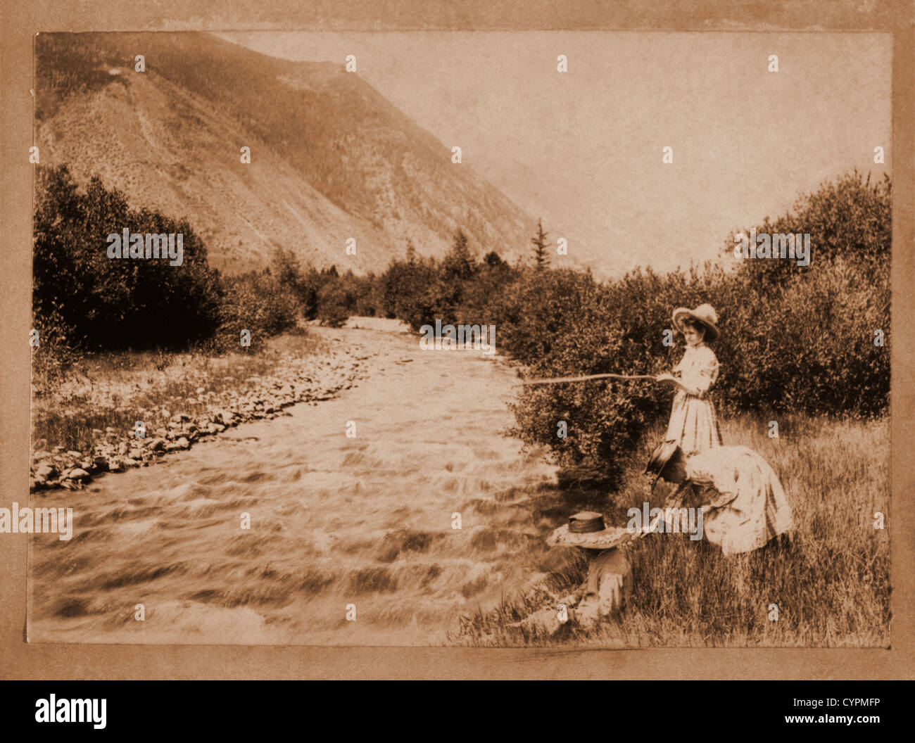 Drei kleine Mädchen von einem Bach, ein Betrieb eine Angelrute, um 1890 Stockfoto