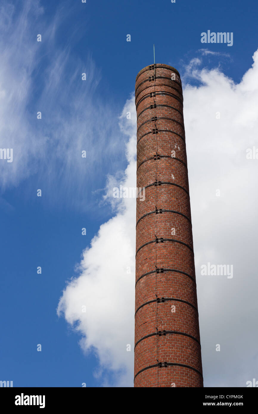 Alten Fabrikschornsteinen mit Blitzschutz Stockfoto