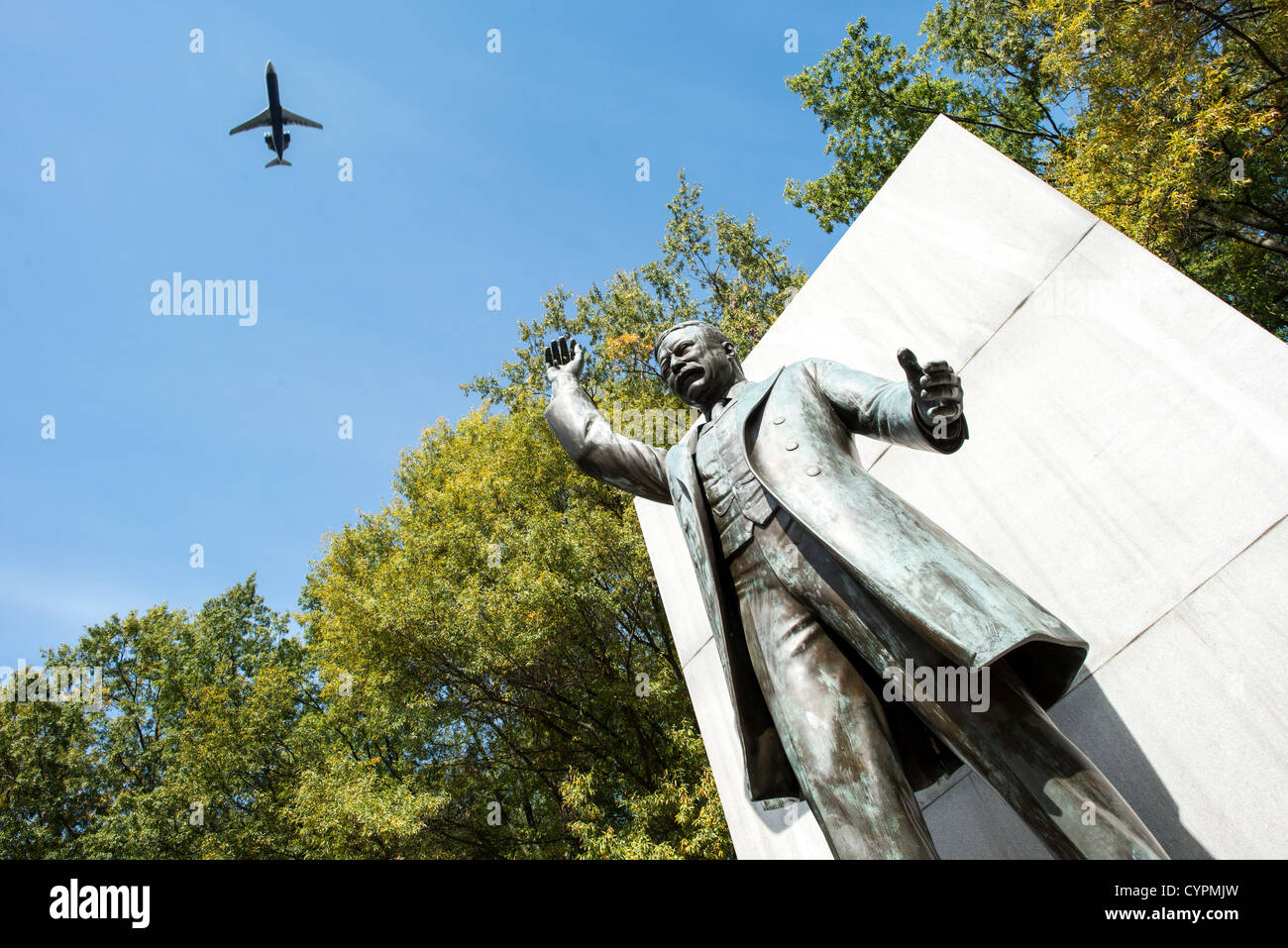Statue von Amerikas 26. Präsident Theodore Roosevelt Memorial. Oben links kommt ein Flugzeug zu landen auf der nahe gelegenen Reagan National Airport. Stockfoto