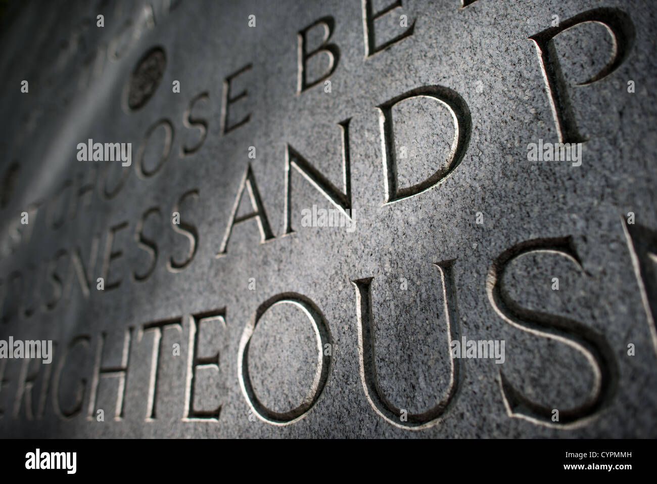 Nahaufnahme des Wortes "gerechten" in einer der vier großen Tabletten stehend auf der Theodore Roosevelt Memorial in Arlington, Virginia, nur über den Potomac von der National Mall eingeschrieben. Stockfoto