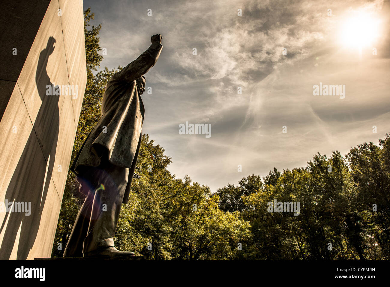 WASHINGTON, D.C. – das Theodore Roosevelt Memorial steht auf Theodore Roosevelt Island im Potomac River, beleuchtet von Sonnenlicht. Das 1967 geweihte Denkmal zeigt eine 17 Fuß hohe Bronzestatue des 26. US-Präsidenten, umgeben von Granittafeln, in denen Roosevelts Zitate über Natur, Männlichkeit, Jugend und den Staat eingeprägt sind. Die 88 Hektar große, bewaldete Insel, die vom National Park Service verwaltet wird, dient als lebendiges Denkmal mit Wanderwegen durch einheimische Wälder, die Roosevelts Naturschutzerbe würdigen. Stockfoto