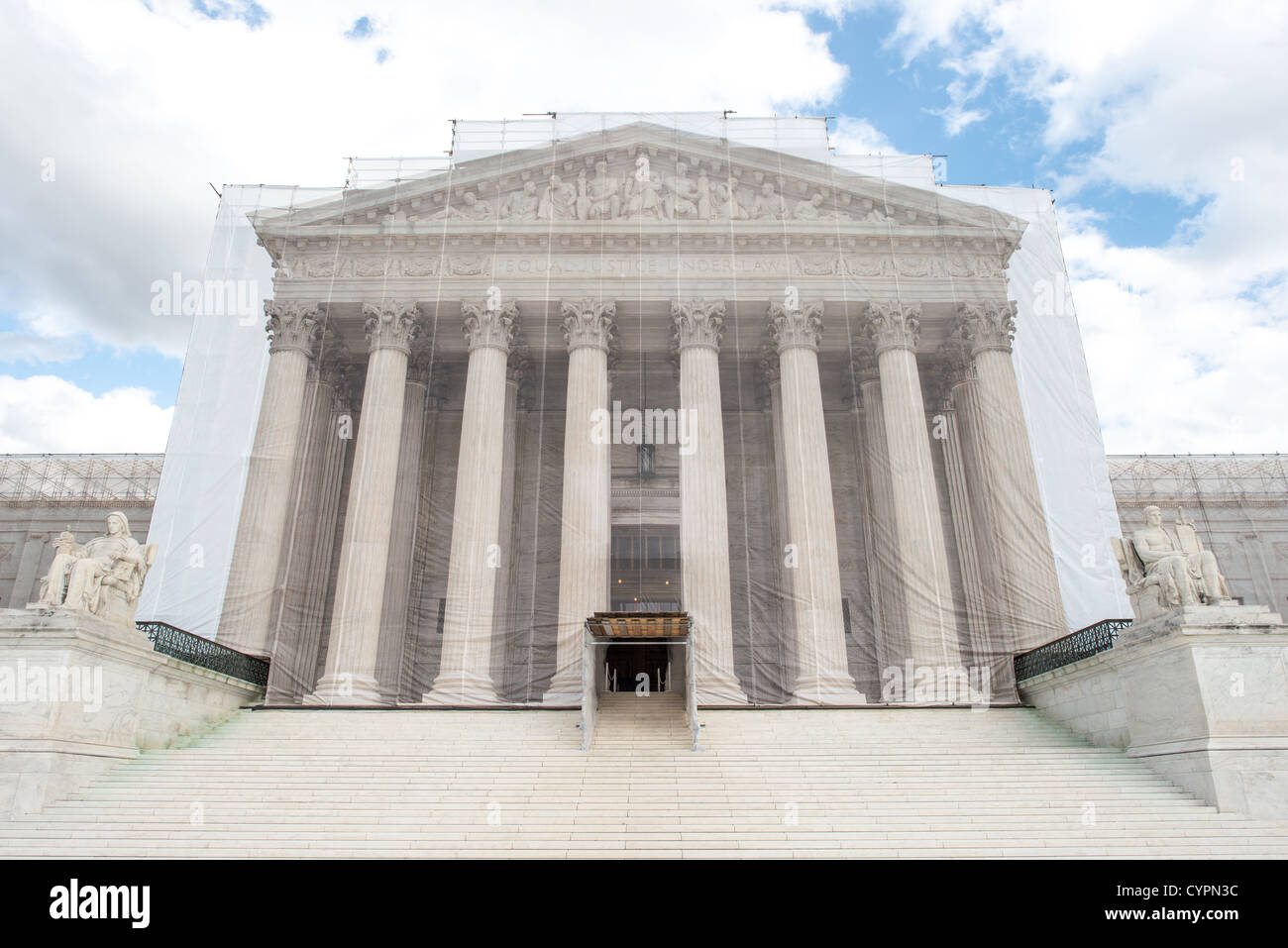 WASHINGTON DC – das Gebäude des Obersten Gerichtshofs der Vereinigten Staaten wird 2012 umfassend renoviert, wobei Gerüste und Schutzvorrichtungen einen Großteil des neoklassizistischen Gebäudes abdecken. Das Renovierungsprojekt umfasste Reparaturen an der Marmorfassade, dem Dach und anderen Außenelementen des historischen Gebäudes, das ursprünglich 1935 fertiggestellt wurde. Das dekorative Design zeigte eine lebensgroße architektonische Darstellung der Fassade des Gebäudes, wodurch die ikonische Struktur während der mehrjährigen Restaurierungsarbeiten ihre visuelle Präsenz auf dem Capitol Hill beibehalten konnte. Stockfoto
