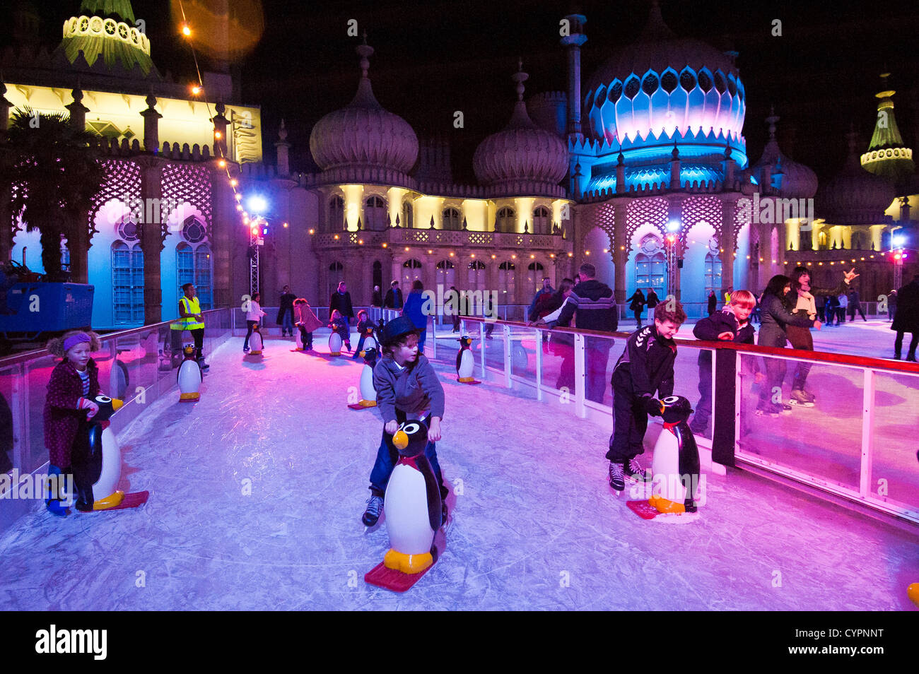 Brighton, UK. 8. November 2012. Skater aller Altersgruppen Spaß wie mit dem Zusatz von einer Eisbahn für den Winter, Brighton Royal Pavilion umgewandelt wird 8. November 2012 Phot Credit: Julia Claxton/Alamy Live News Stockfoto