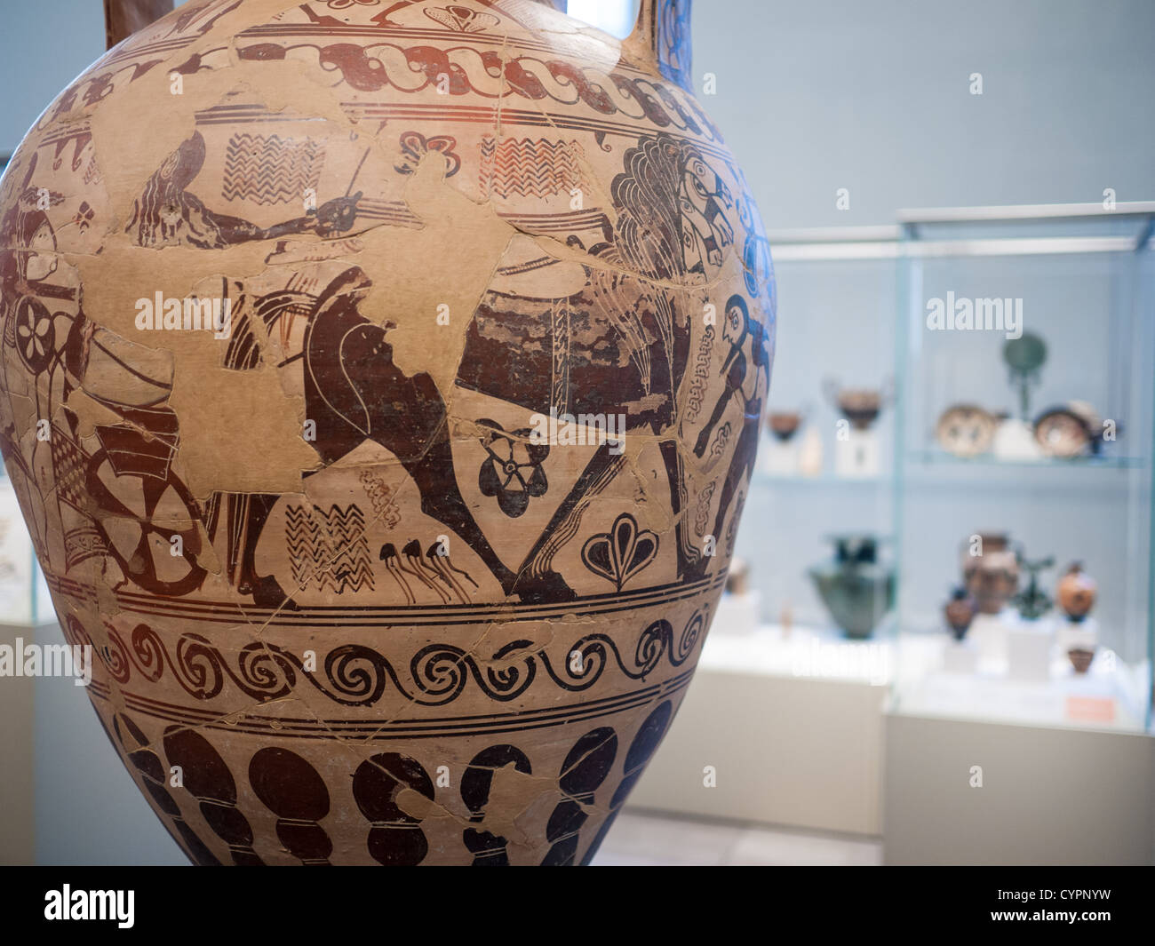 Griechische Terrakotta Amphora Metropolitan Museum New York City // NEW YORK, Vereinigte Staaten — Eine griechische Terrakotta Hals-Amphora (Vorratsglas) aus dem 7. Jahrhundert v. Chr. im Metropolitan Museum of Art in New York, New York. Stockfoto