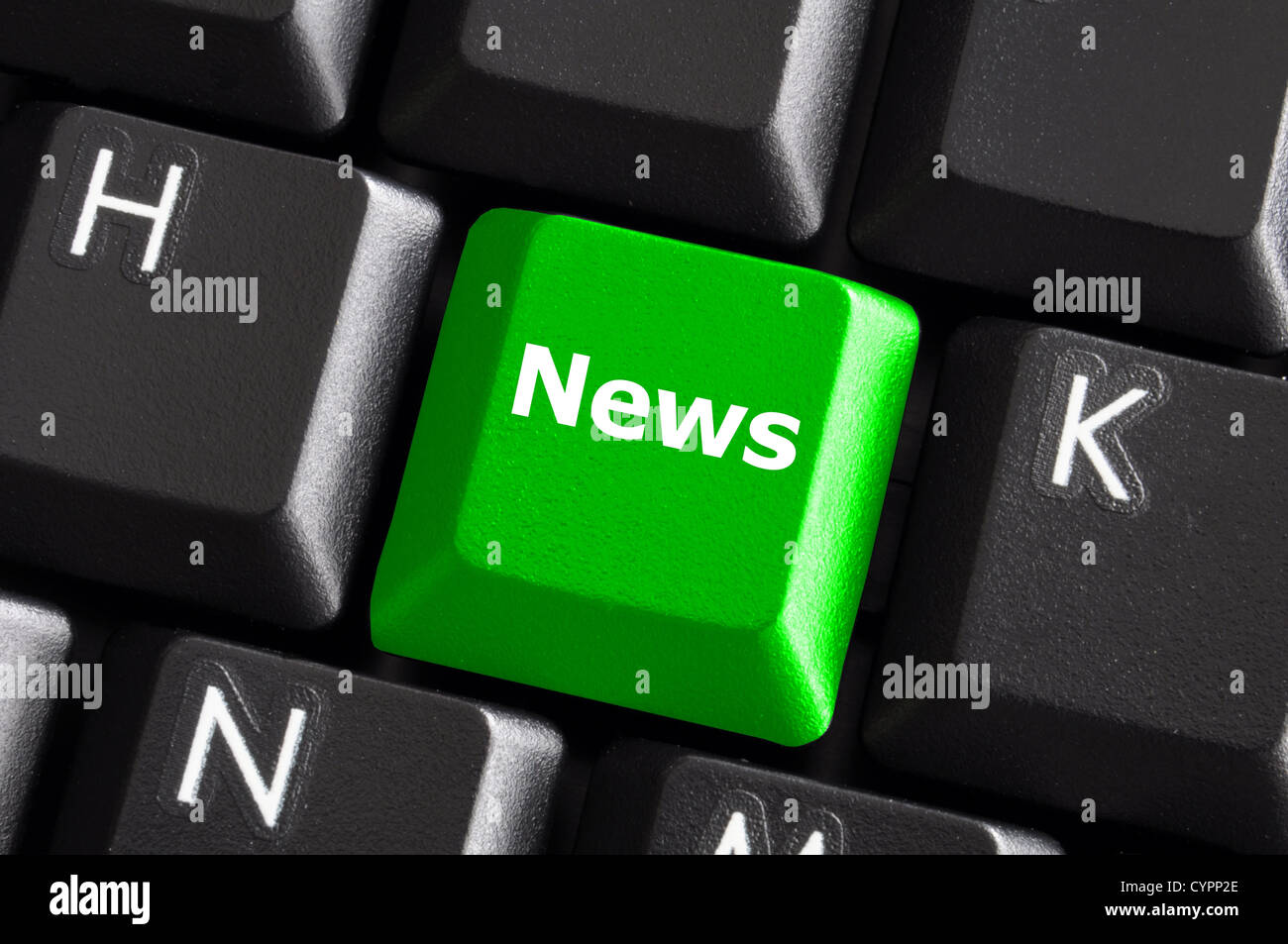 neueste Internet-Nachrichten-Konzept mit einem grünen Knopf auf Computer-Tastatur Stockfoto