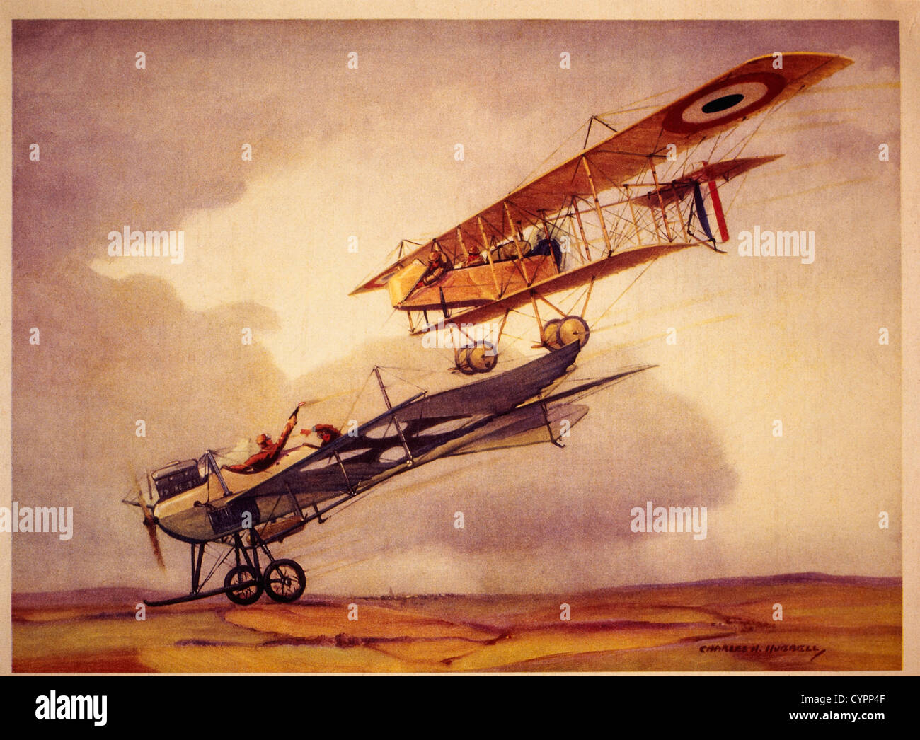 Französische Farman Doppeldecker Gunner Brände Gewehr bei deutschen Rumpler Taube, deren Gunner Feuer mit Pistole, um 1915 kehrt Stockfoto