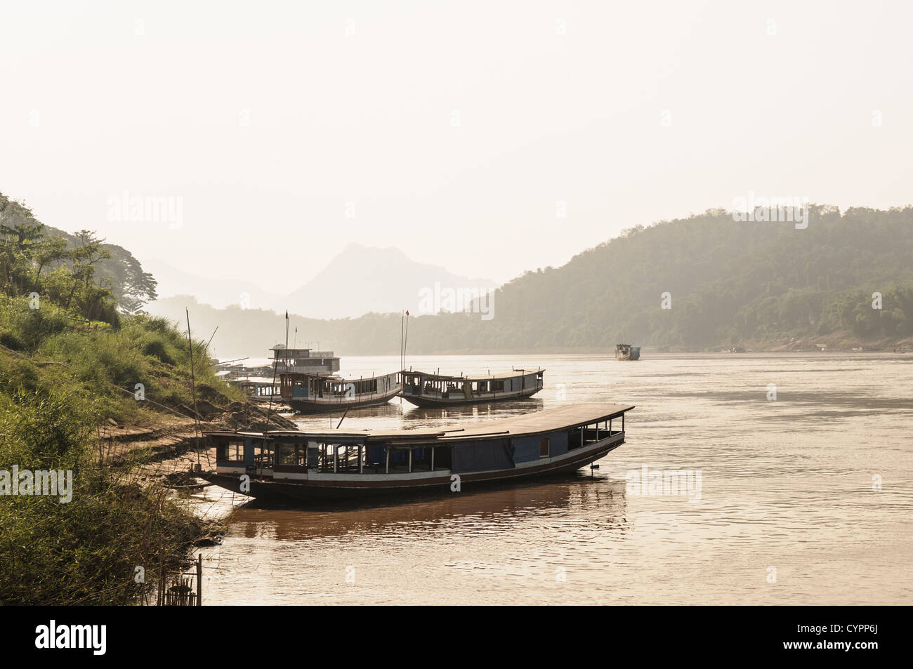 Boote auf dem Mekong Luang Prabang Laos // LUANG PRABANG, Laos - Stockfoto