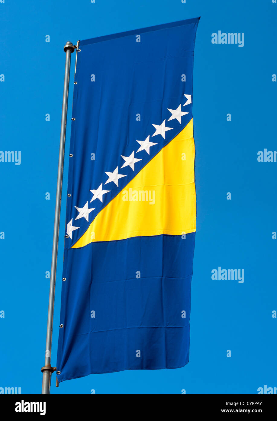 Die Flagge von Bosnien und Herzegowina. Stockfoto