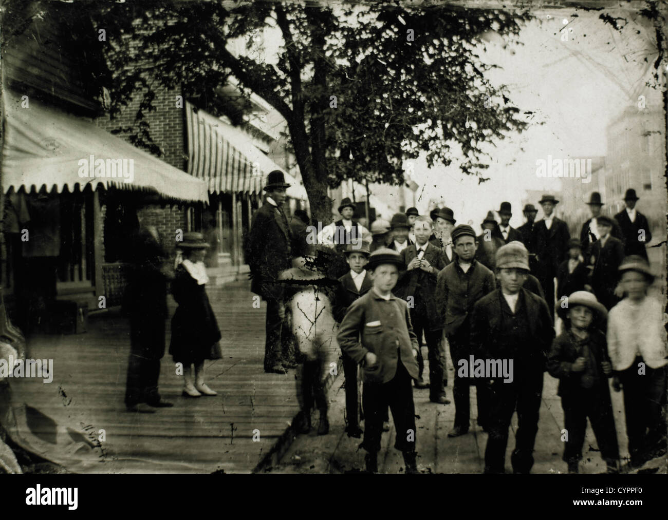 Menge in Street, USA, um 1900 Stockfoto