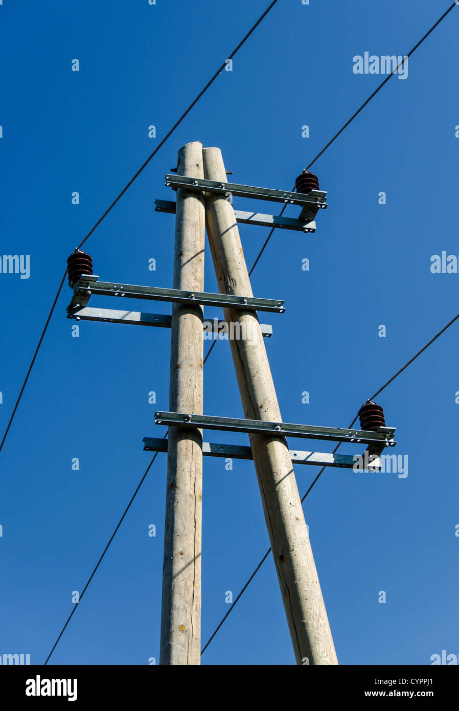 Holzstange Mit Kabeln Und Blauem Himmel Stockfoto