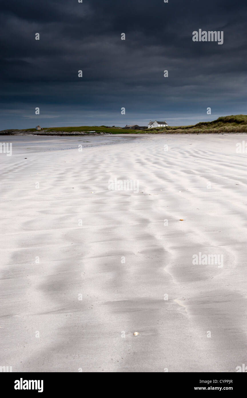 Wellen in den Sand am Salum Strand, Insel Tiree, Inneren Hebriden, Schottland. Stockfoto