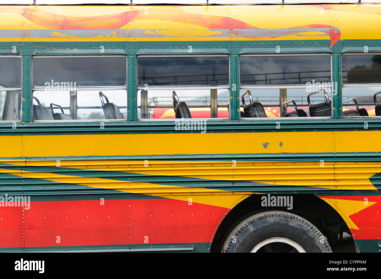 Seite Detail ein Huhn Busse hinter dem Mercado Municipal (Stadtmarkt) in Antigua, Guatemala. Aus diesem umfangreichen zentralen Busbahnhof strahlenförmig der Routen in Guatemala. Oft bunt bemalt, die Huhn-Busse sind nachgerüsteten amerikanische Schulbusse und bieten ein günstiges Transportmittel im ganzen Land. Stockfoto