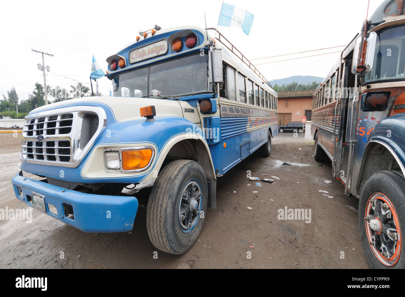 Ein blaue und weiße Huhn Bus, gemalt für den guatemaltekischen Nationalfarben, hinter dem Mercado Municipal (Stadtmarkt) in Antigua, Guatemala. Aus diesem umfangreichen zentralen Busbahnhof strahlenförmig der Routen in Guatemala. Oft bunt bemalt, die Huhn-Busse sind nachgerüsteten amerikanische Schulbusse und bieten ein günstiges Transportmittel im ganzen Land. Stockfoto