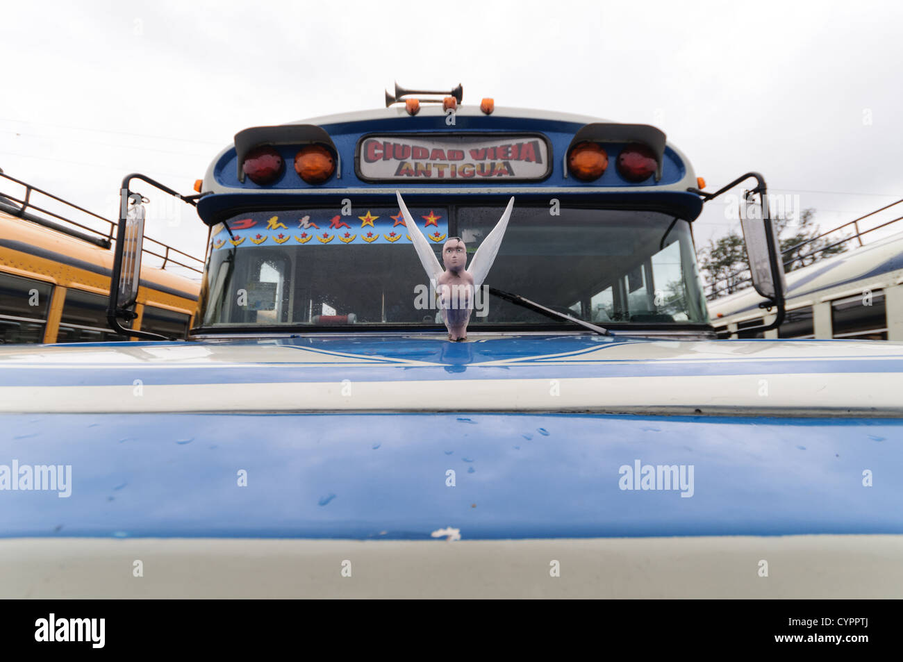 Fronthaube ein Huhn-Bus hinter dem Mercado Municipal (Stadtmarkt) in Antigua, Guatemala. Aus diesem umfangreichen zentralen Busbahnhof strahlenförmig der Routen in Guatemala. Oft bunt bemalt, die Huhn-Busse sind nachgerüsteten amerikanische Schulbusse und bieten ein günstiges Transportmittel im ganzen Land. Stockfoto