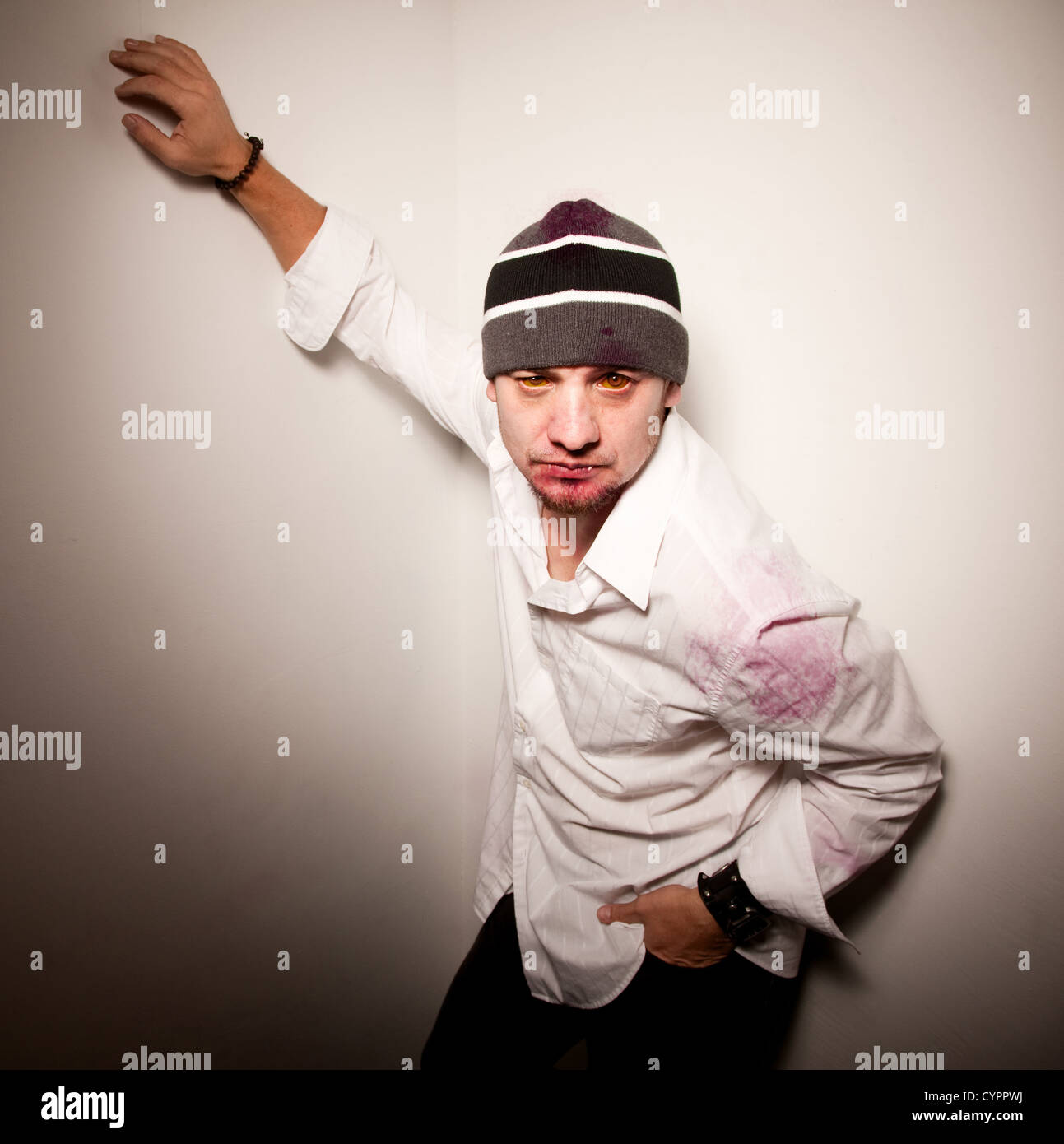 Männlichen Zombie oder Vampir hängen in einer Ecke Stockfoto