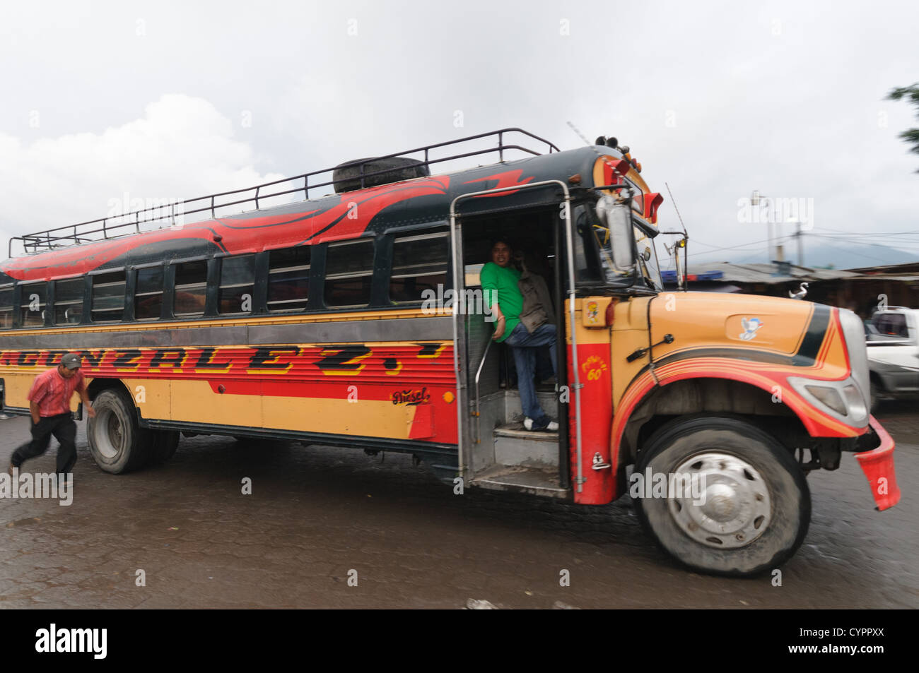 Abfahrt Bus Huhn hinter dem Mercado Municipal (Stadtmarkt) in Antigua, Guatemala. Aus diesem umfangreichen zentralen Busbahnhof strahlenförmig der Routen in Guatemala. Oft bunt bemalt, die Huhn-Busse sind nachgerüsteten amerikanische Schulbusse und bieten ein günstiges Transportmittel im ganzen Land. Stockfoto