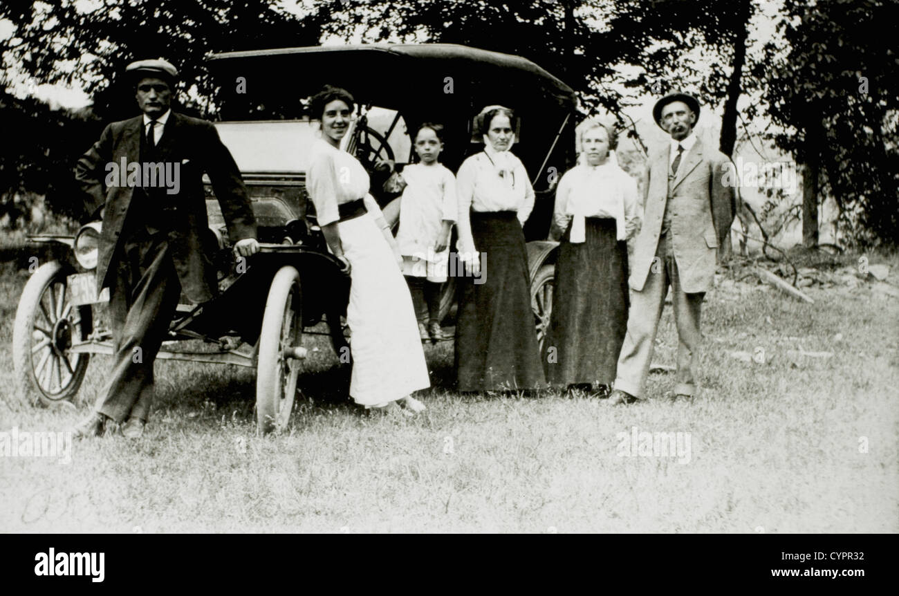 Erwachsene und Kinder stehen neben Ford Modell T, 1913 Stockfoto