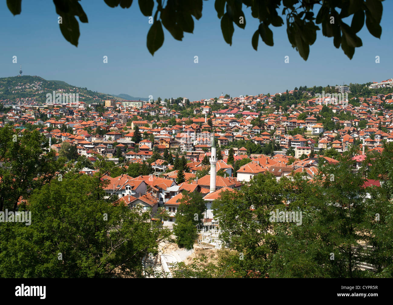 Ansicht der Häuser auf den Hügeln rund um Sarajevo, das Kapital Stadt von Bosnien und Herzegowina. Stockfoto