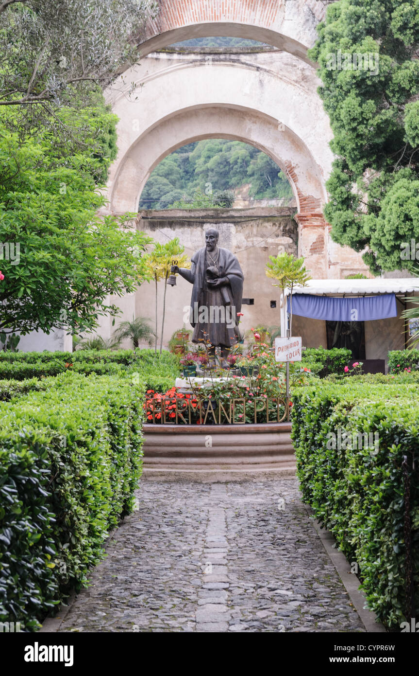 St. Pedro (1626-1667) wurde in Spanien geboren aber bald machte seinen Weg nach Antigua, wo er die Kirche als Mönch beitrat. Er widmete sich der Armen und gründete Schulen, Krankenhäuser und Unterstände für die Notleidenden. Obwohl er jung starb, hinterliess er einen Eindruck auf diejenigen, die er hinter sich gelassen und sie fuhren fort, ihn um Gefälligkeiten nach seinem Tod zu bitten. Seine sterblichen Überreste befinden sich in einer aufwendigen Urne im renovierten Teil der San Francisco Kirche: Sonntags es möglich ist, nahe zu kommen. Im Museum hinter der Kirche sehen die Besucher die Fotos und Plaketten hinterließ diejenigen Fragen Santo Hermano Pedro für f Stockfoto