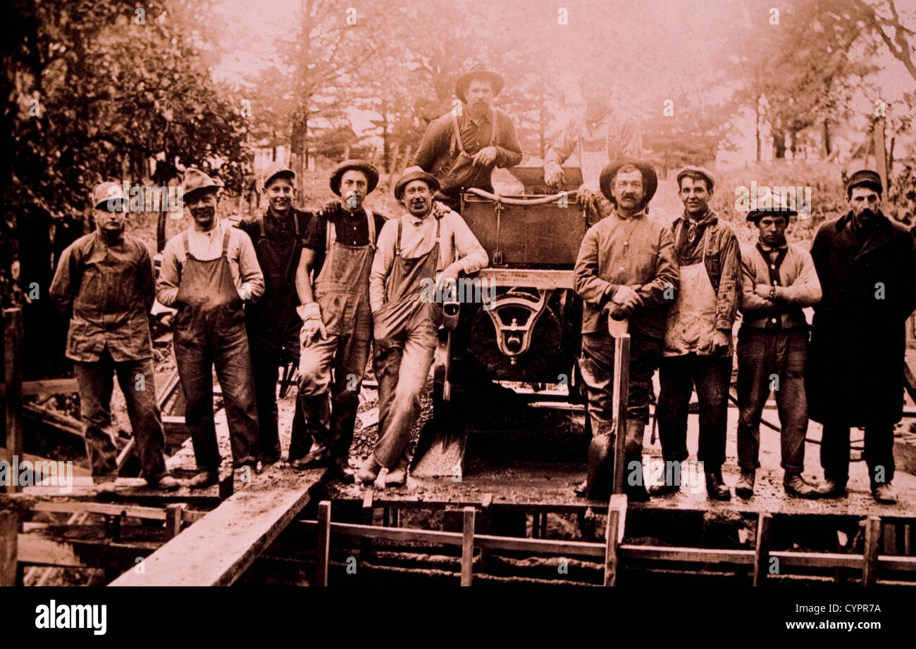 Gruppe der Bauarbeiter auf der Baustelle, um 1900 Stockfoto