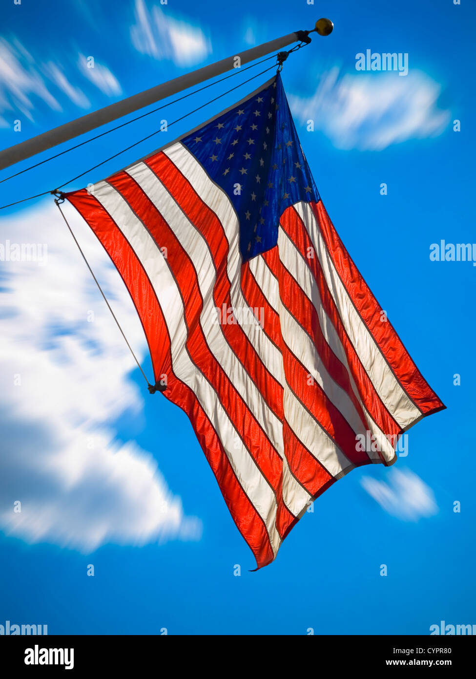 Eine amerikanische Flagge winken über einen blauen Himmel. Zoom-Effekt. Stockfoto