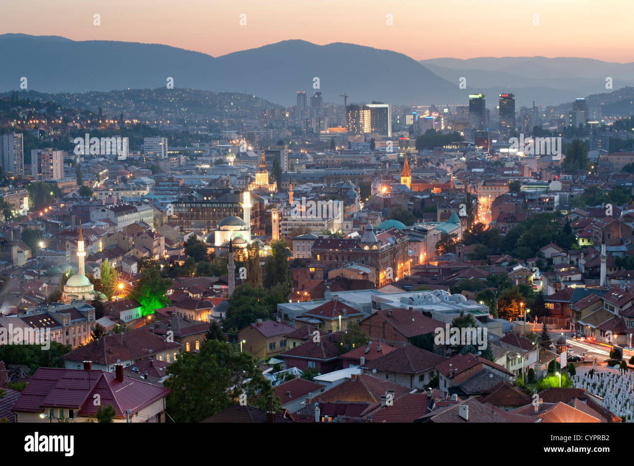 Abenddämmerung Ansicht von Sarajevo, das Kapital Stadt von Bosnien und Herzegowina. Stockfoto