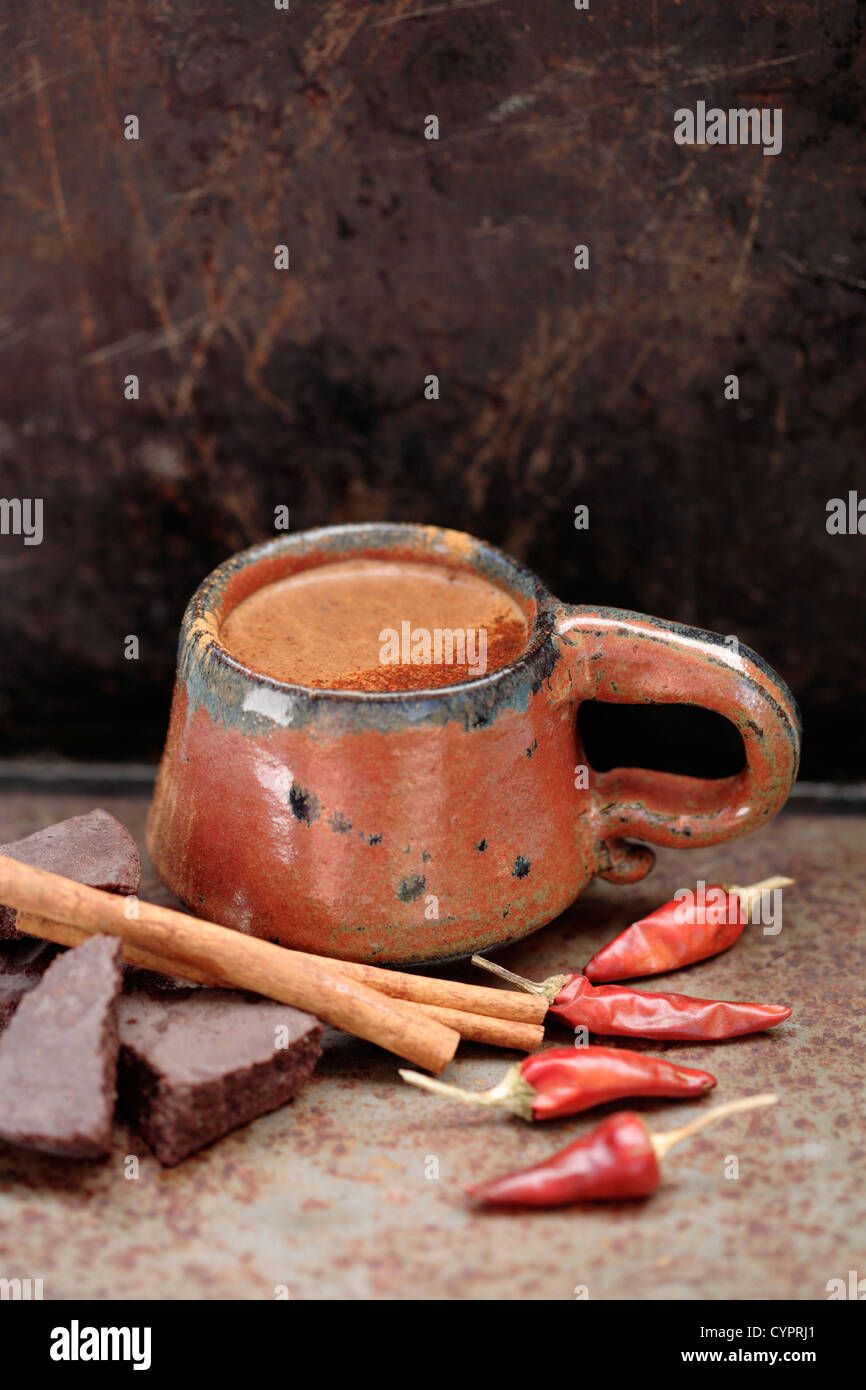 Mexikanische heiße Schokolade mit Zimtstangen und chilis Stockfoto