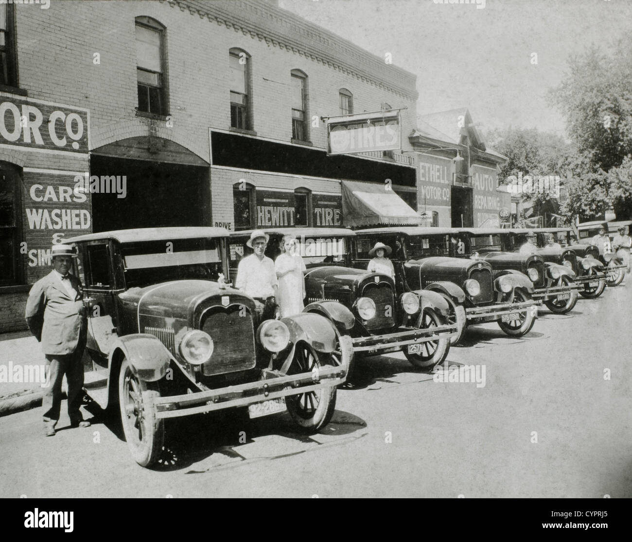 Menschen stellte mit Reihe von Automobilen, USA, 1921 Stockfoto