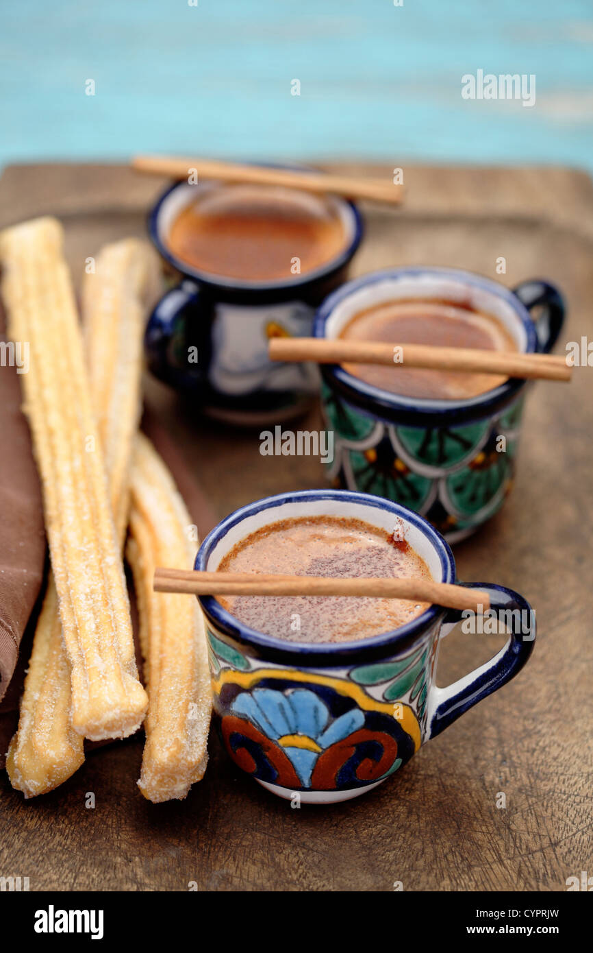 Mexikanische heiße Schokolade mit Zimtstangen und churros Stockfoto