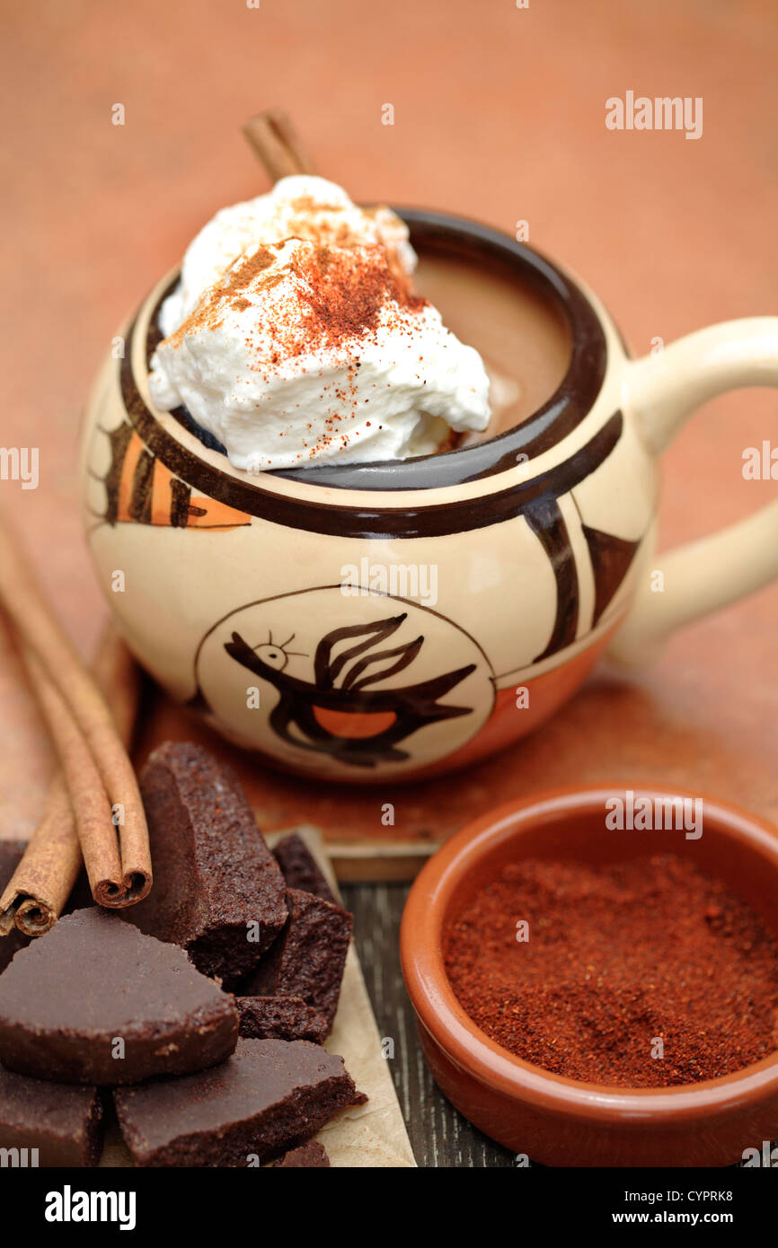 Mexikanische heiße Schokolade mit Zimtstangen und Schokolade Stockfoto