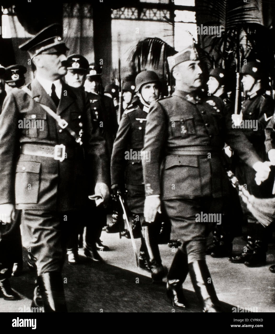 Adolf Hitler und Francisco Franco beobachten Truppen, Hendaye, Frankreich, 23. Oktober 1940 Stockfoto
