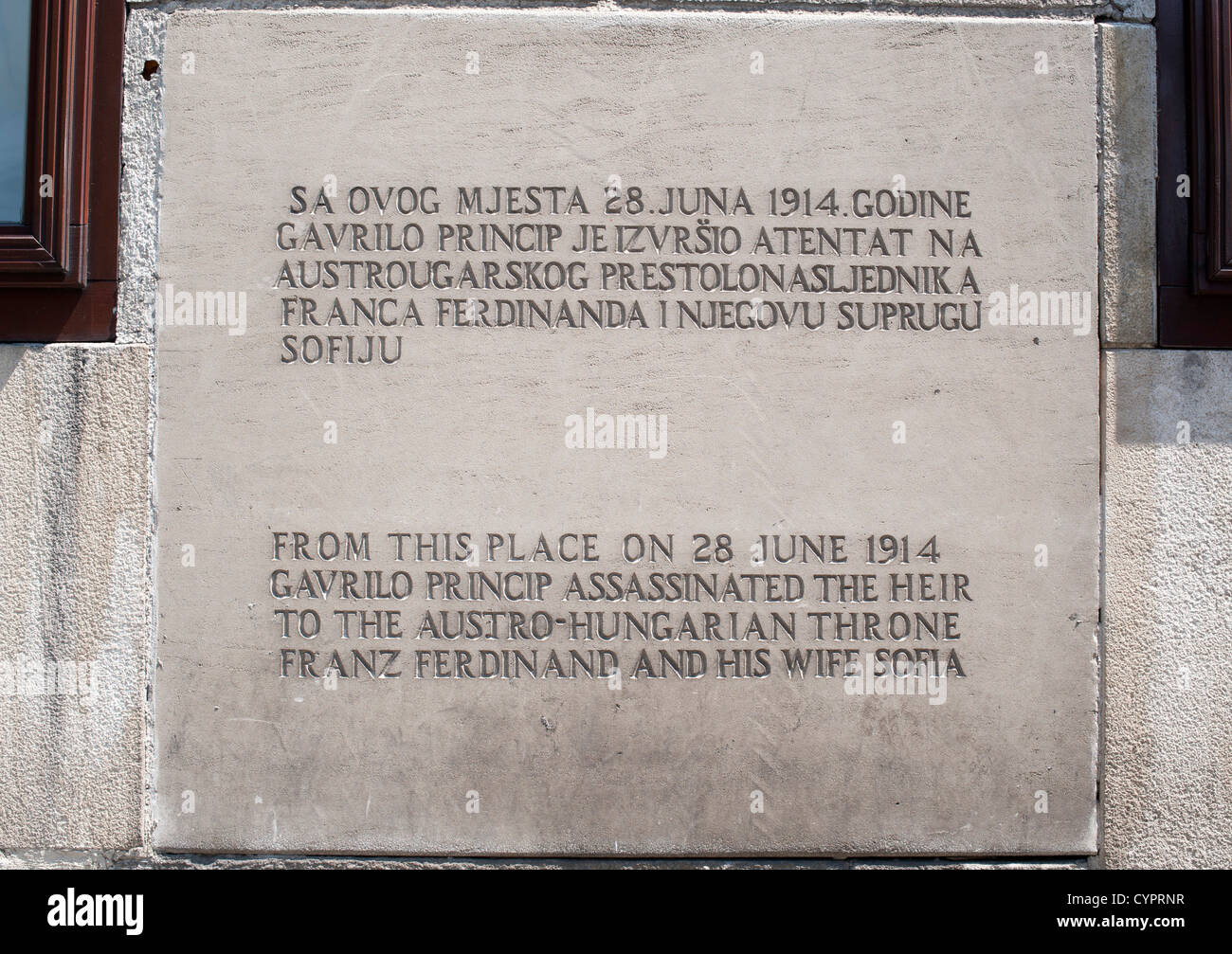 Plakette markiert wo Gavrilo Princip ermordet Erzherzog Franz Ferdinand und seine Frau Sofia in Sarajevo am 28. Juni 1914. Stockfoto