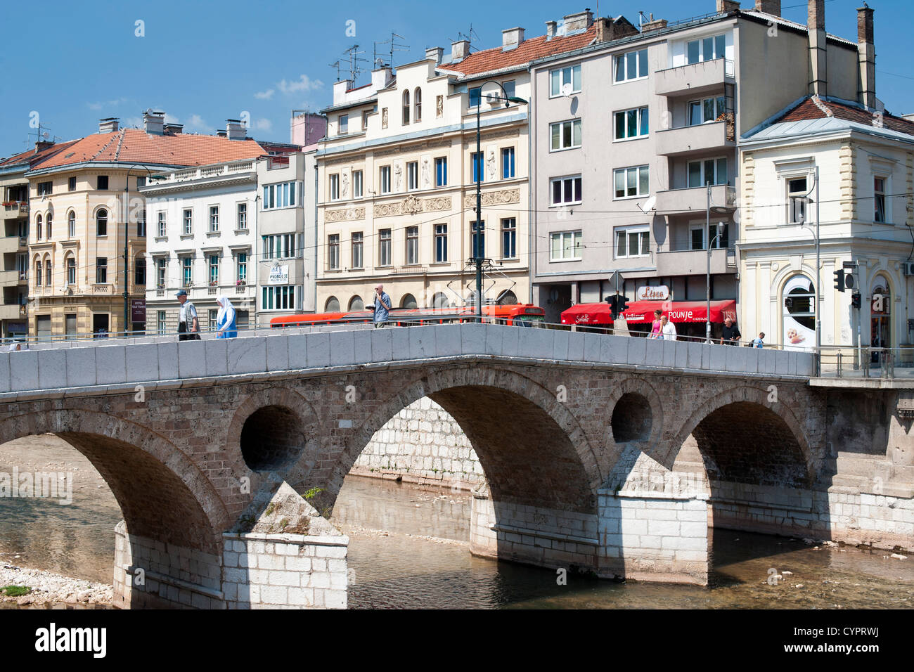 Die Latin Bridge, eine historische osmanische Brücke über den Fluss Miljacka in Sarajevo, Stockfoto