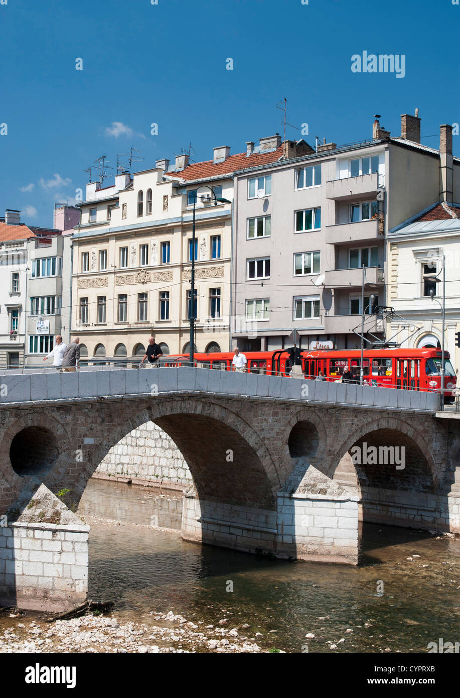 Die Latin Bridge, eine historische osmanische Brücke über den Fluss Miljacka in Sarajevo, Stockfoto