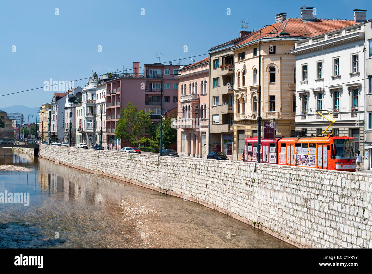Gebäude entlang Obala Kulina Bana Straße am Nordufer des Flusses Miljacka in Sarajevo, die Hauptstadt von Bosnien und Herzegowina. Stockfoto Gebäude entlang Obala Kulina Bana Straße am Nordufer des Flusses Miljacka in Sarajevo, die Hauptstadt von Bosnien und Herzegowina. Stockfoto