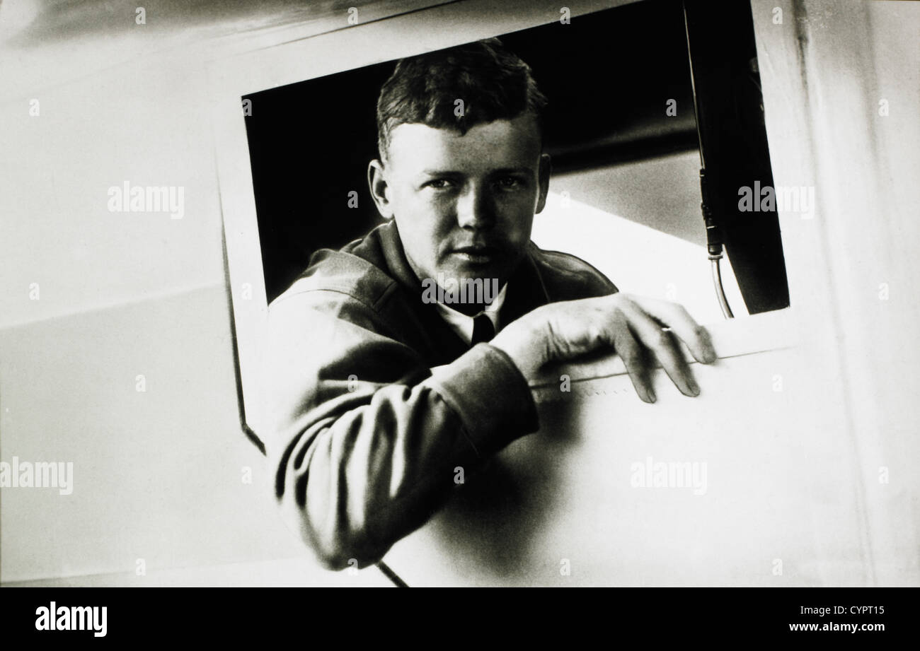 Charles Lindbergh (1902-1974), gestützt von Cockpit-Fenster vor dem Solo-Flug von New York nach Paris, 20. Mai 1927 Stockfoto