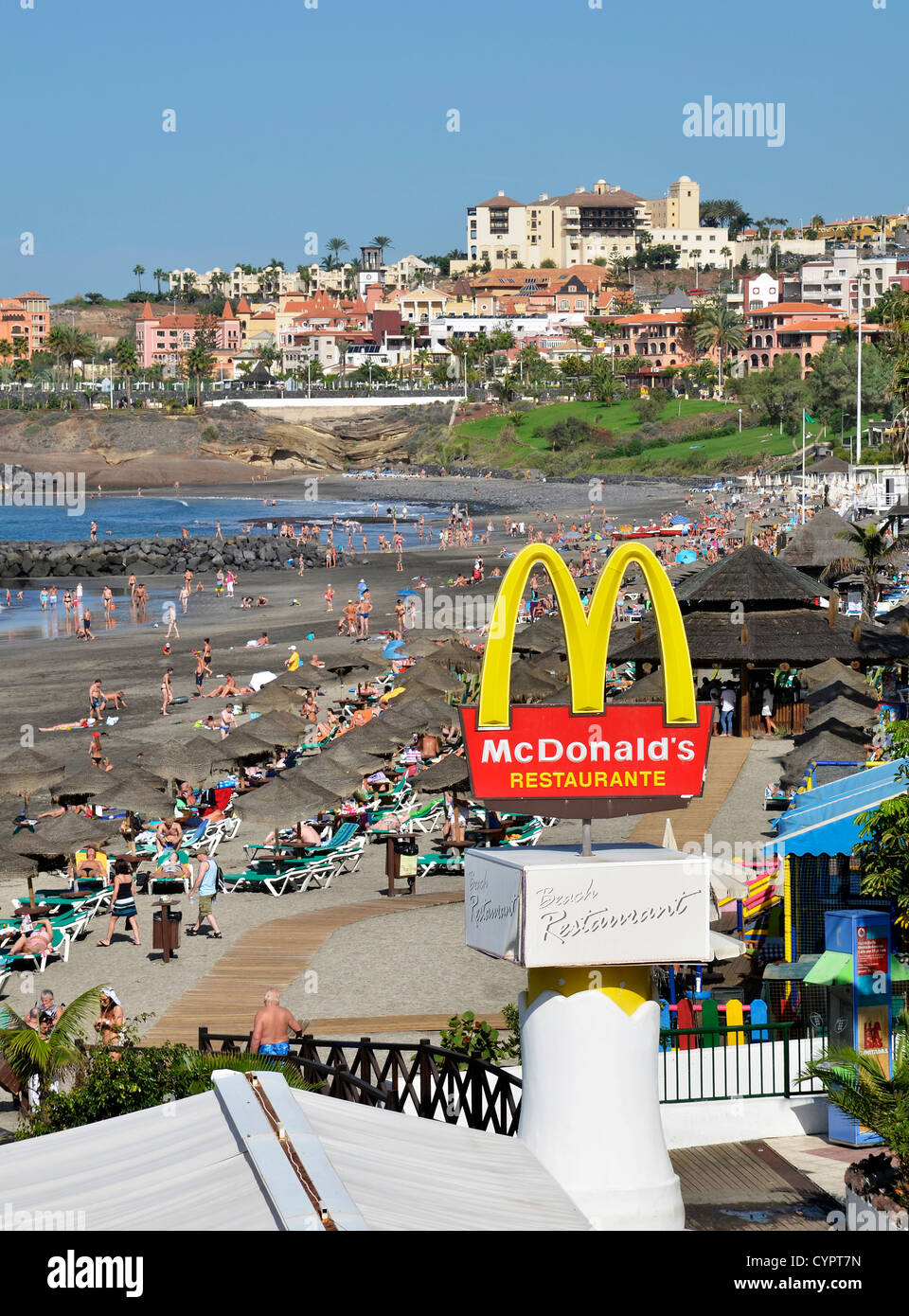 Ein Mcdonalds-Restaurant am Strand von Torviscas an der Costa Adeje auf Teneriffa, Kanarische Inseln. Stockfoto